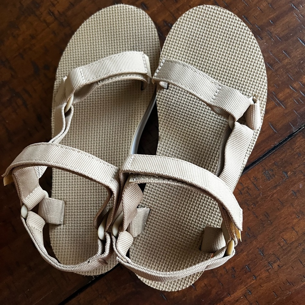 Mid platform tevas size 8